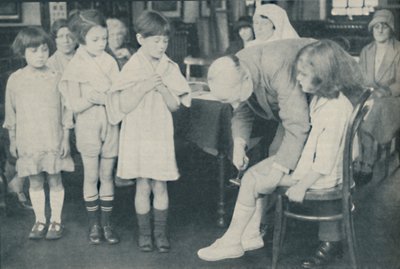 Test del riflesso rotuleo per indicazione di malattia nervosa, c1935 da Unbekannt