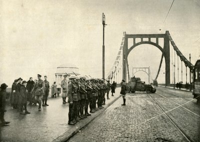 I 18° Ussari che sorvegliano un ponte sul Reno a Colonia, 1919 da Unbekannt