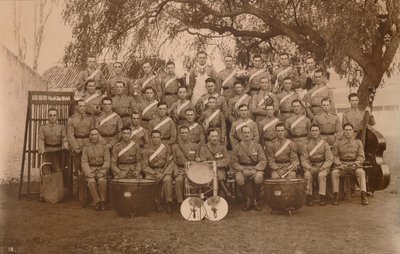 La banda del battaglione del primo battaglione, il reggimento reale del Kent occidentale della regina. Poona, India, 1 da Unbekannt