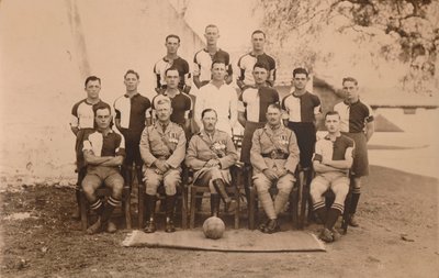 La Squadra di Calcio del Primo Battaglione, Il Reggimento Reale del Kent Occidentale della Regina. Poona da Unbekannt
