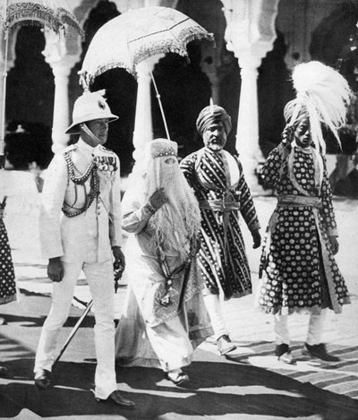 La Begum di Bhopal accompagna il principe di Galles alla Durbar Hall, India, 1921 da Unbekannt