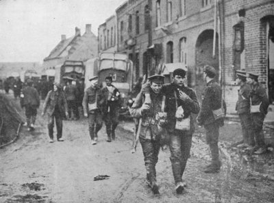 I feriti britannici tornano a una stazione di medicazione dopo un attacco, 1915 da Unbekannt