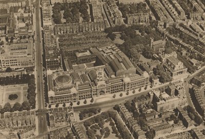 La macchina fotografica cattura una vista di South Kensington da un aeroplano a bassa quota, c1935 da Unbekannt