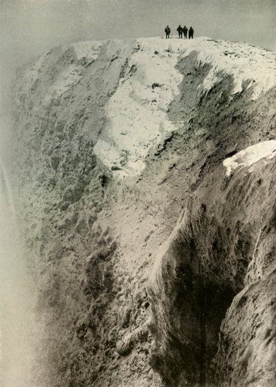 Il Cratere di Erebus, 900 piedi di profondità e mezzo miglio di larghezza, 1908, 1909 da Unbekannt