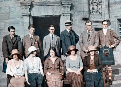 Il Duca di York con il gruppo di caccia del Conte di Strathmore, Castello di Glamis, 1921, 1923 da Unbekannt