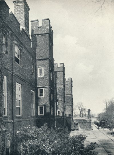 La facciata est del college, 1926 da Unbekannt