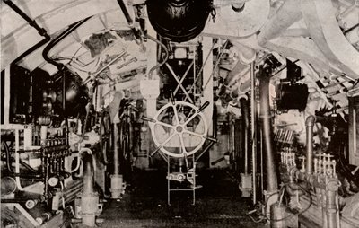 La sala macchine di un sottomarino Holland, c1916 da Unbekannt