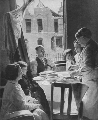 La famiglia deve mangiare, c1940 da Unbekannt