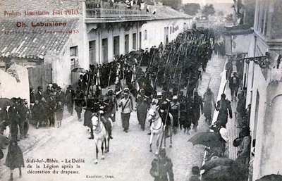 La Legione Straniera Francese che sfila per le strade di Sidi Bel Abbes, Algeria, 1906 da Unbekannt