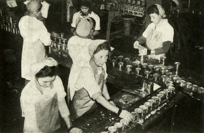 La grande industria del salmone - Ragazze indiane che lavorano nel reparto inscatolamento da Unbekannt