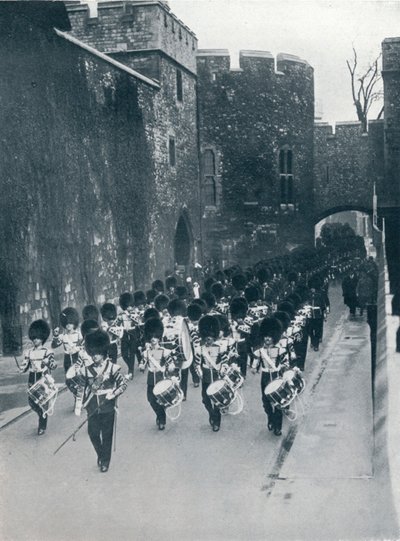 Le guardie lasciano la Torre di Londra, c1914 da Unbekannt