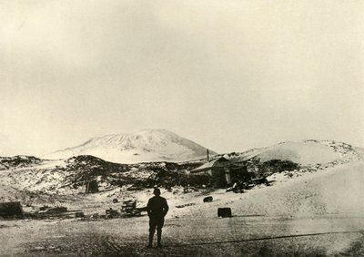 La capanna, con il Monte Erebus sullo sfondo, in autunno, 1908, 1909 da Unbekannt