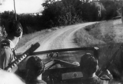 Il movimento di resistenza italiano: partigiani armati su una jeep, Langhe, Piemonte, Italia da Unbekannt