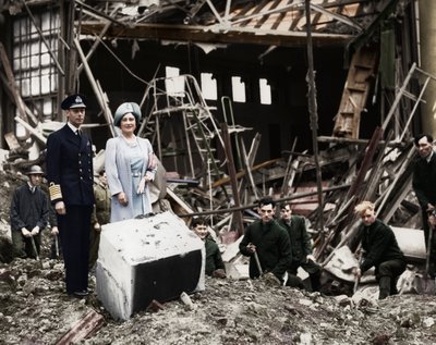 Il re e la regina ispezionano i danni delle bombe, Buckingham Palace, Londra, WWII, 1940 da Unbekannt
