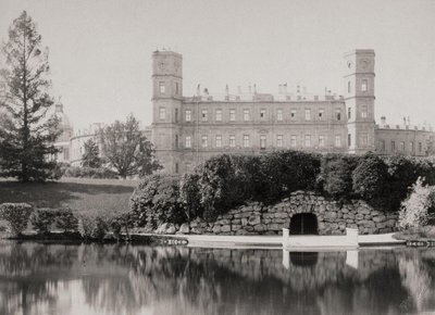 La facciata principale del palazzo di Gatchina, 1870-1880 da Unbekannt