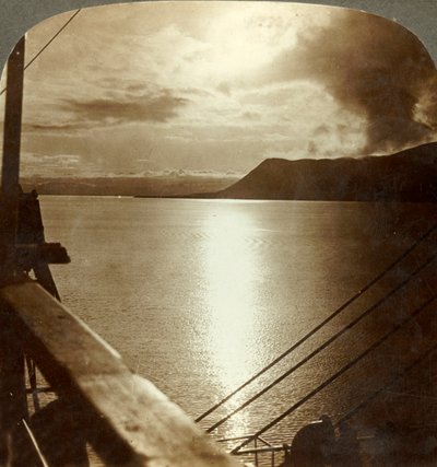 Il sole di mezzanotte a luglio sopra le scogliere di Spitzbergen e l