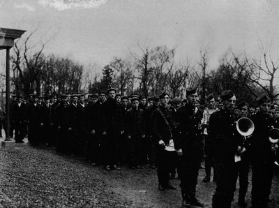 La Riserva Navale di Terranova che sfila davanti al Governatore a St. Johns, c1902 da Unbekannt
