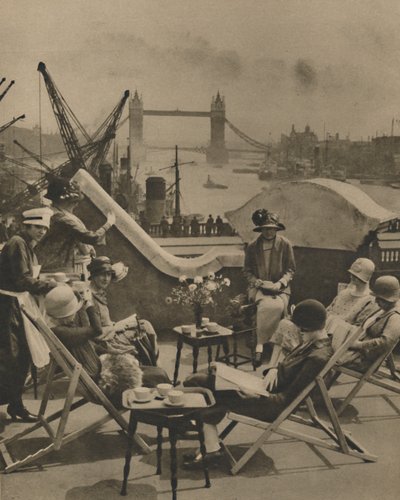 La piscina dal giardino sul tetto del Langbourne Club per donne di città, 1920s, c1935 da Unbekannt