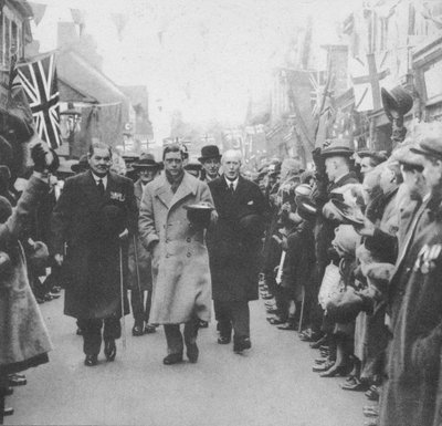 Il Principe di Galles accolto dal popolo di Porth, Glamorgan, durante una visita in Galles, 1932 da Unbekannt