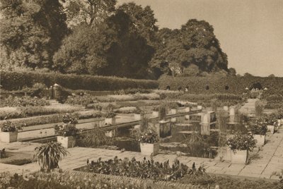 La quiete del giardino olandese a Kensington Palace custodito da cancelli chiusi, c1935 da Unbekannt