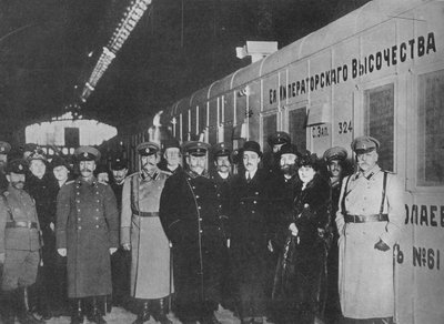 Il Ministro della Guerra russo ispeziona un treno della Croce Rossa in partenza per il fronte, 1915 da Unbekannt