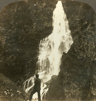 Le cascate di Sevle, schizzando e spruzzando, vicino all