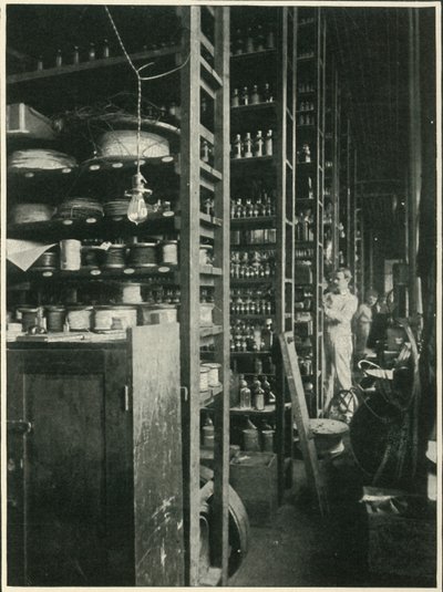Gli scaffali del laboratorio di Edison con campioni di ogni sostanza conosciuta, 1902 da Unbekannt