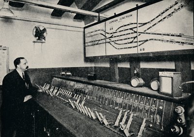 La cabina di segnalazione a un incrocio della metropolitana, 1926 da Unbekannt