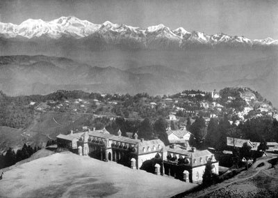 La catena montuosa innevata e Darjeeling da sopra la scuola di St Paul, Bengala Occidentale, India, c1910 da Unbekannt
