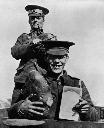 Il soldato e le sue razioni: una fotografia scattata in uno dei campi britannici in Francia, 1914 da Unbekannt