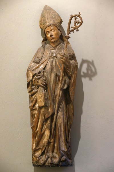 Museo Victoria and Albert. Vescovo santo. Germania. Circa 1470-80. Legno di tiglio con tracce di pittura. Regno Unito da Unbekannt