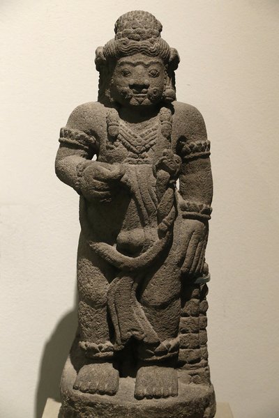 Museo Victoria and Albert. Figura di guardiano da un dramma epico. Pietra vulcanica. Indonesia (Giava orientale). 1400-1500. Periodo Majapahit. Regno Unito da Unbekannt