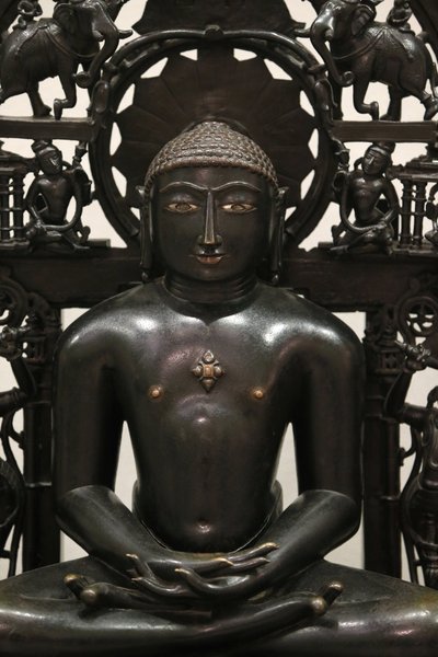 Museo Victoria and Albert. Il Jina Shantinatha. 1168; la piastra posteriore circa 1300-1500. Lega di rame con intarsi in argento e rame. Probabilmente India occidentale. Regno Unito da Unbekannt