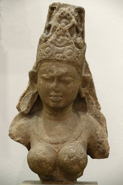Museo Victoria and Albert. Yogini. 800-900. Periodo Pratihara. Arenaria. India centrale (Madhya Pradesh). Regno Unito da Unbekannt