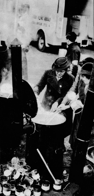 La W.V.S. ha fatto molti lavori. Ecco una donna della W.V.S. che gestisce una cucina da campo, c1941 1942 da Unbekannt