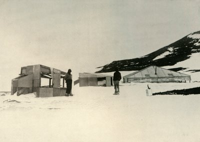 I quartieri invernali della spedizione Discovery a Hut Point, c1908, 1909 da Unbekannt