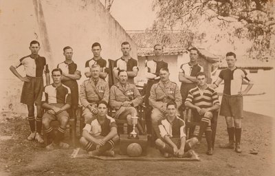 La squadra di calcio dei giovani soldati del primo battaglione, il reggimento Queen