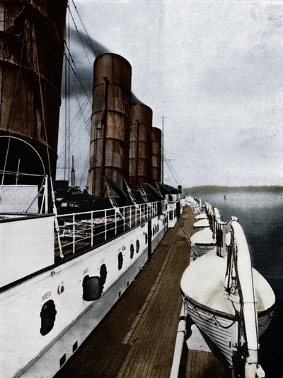 Il ponte della nave del Lusitania, con scialuppe di salvataggio da Unbekannt