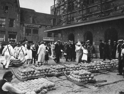 Il mercato del formaggio di venerdì, Alkmaar, Paesi Bassi, c1934 da Unbekannt