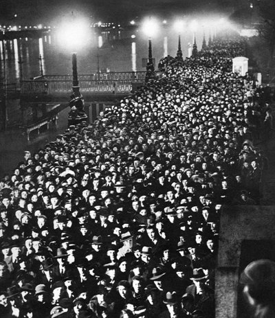 La folla in attesa di passare davanti al catafalco di Re Giorgio V nella Westminster Hall, Londra, gennaio 1936 da Unbekannt