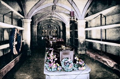 La cripta sotto il presbiterio della Cappella di San Giorgio, Castello di Windsor, 1910 1911 da Unbekannt