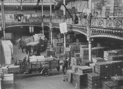 La sala di spedizione di uno dei grandi magazzini governativi, 1915 da Unbekannt