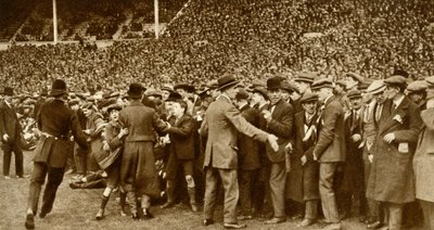 La prima finale della FA Cup si tiene al nuovo stadio di Wembley a Londra, 28 aprile 1923, 1935 da Unbekannt