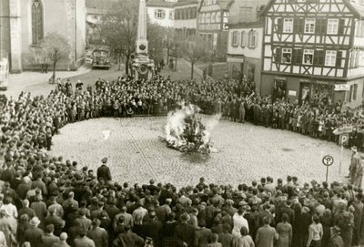 Gli arredi e gli oggetti rituali della sinagoga di Mosbach sulla piazza della città il 10 novembre 1 da Unbekannt