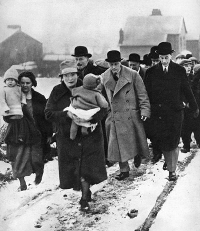 Il futuro Edoardo VIII cammina nella neve a Winlaton, County Durham da Unbekannt