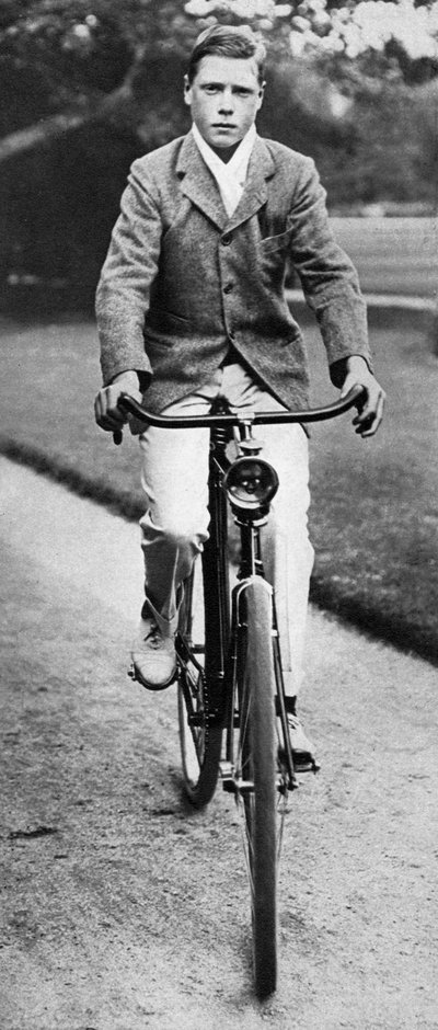 Il futuro re Edoardo VIII in bicicletta nel 1911 da Unbekannt