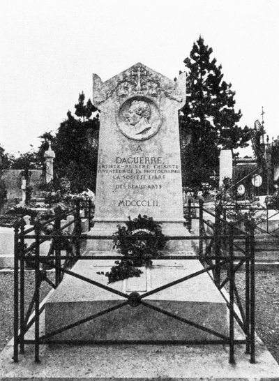 La lapide di Louis Daguerre, pioniere della fotografia francese da Unbekannt
