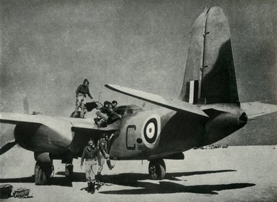 Il sole cocente scende su un campo di atterraggio nel deserto, c1942-1943, 1945 da Unbekannt