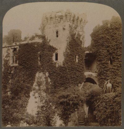 Le torri ricoperte di edera del Castello di Raglan, l
