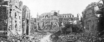 La città e il campanile della chiesa in rovina di Albert, Somme, Francia, 22 agosto 1918 da Unbekannt